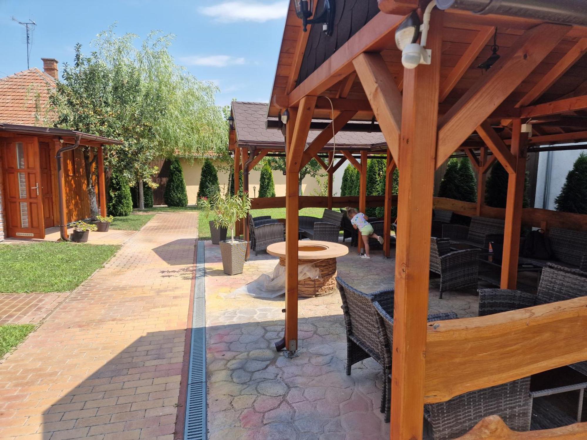Holiday Apartmanhaz Gyula Exterior foto
