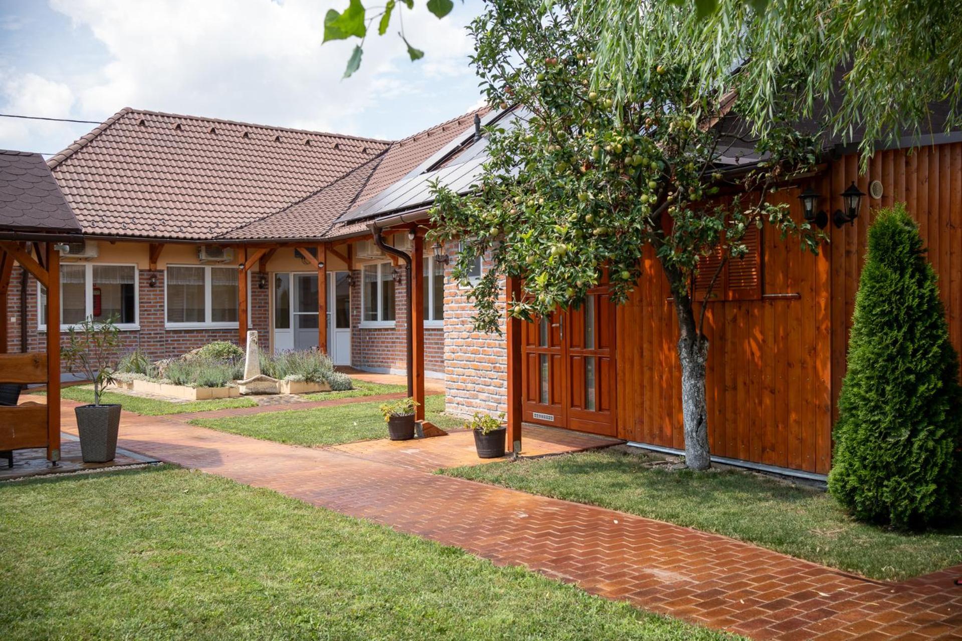 Holiday Apartmanhaz Gyula Exterior foto